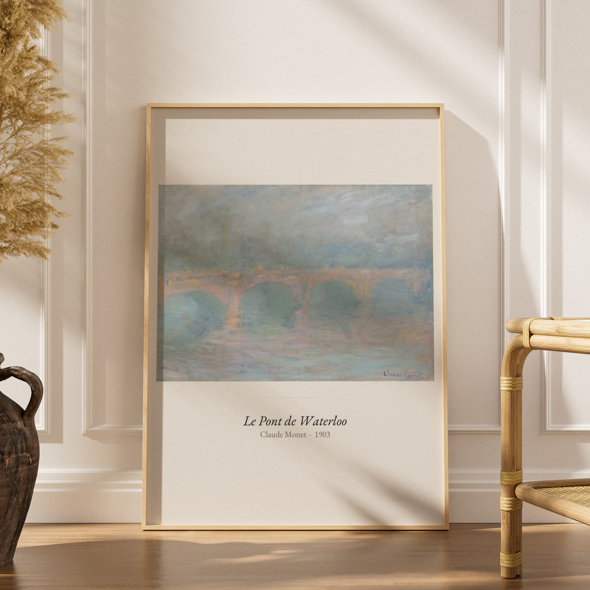 Le Pont de Waterloo, Claude Monet | Affiche Art Premium, affiche encadrée dans un intérieur élégant, herbes séchées et chaise
