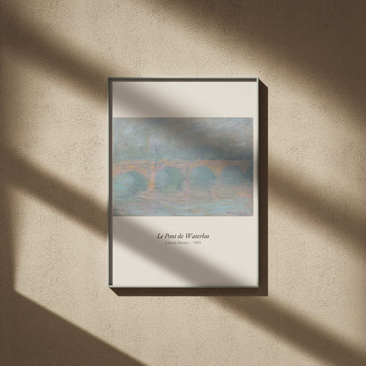 Le Pont de Waterloo, Claude Monet | Affiche Art Premium, affiche encadrée sur un mur beige, ombres de fenêtre