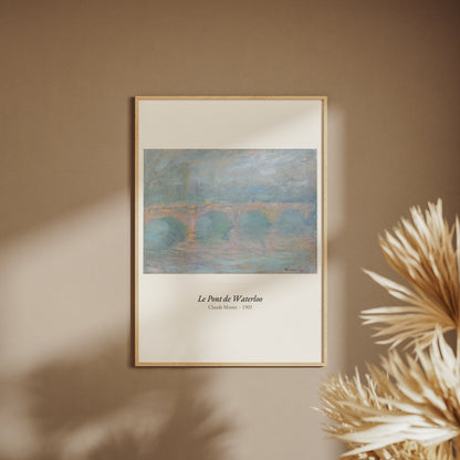 Le Pont de Waterloo, Claude Monet | Affiche Art Premium, affiche encadrée sur un mur beige, pampas au premier plan