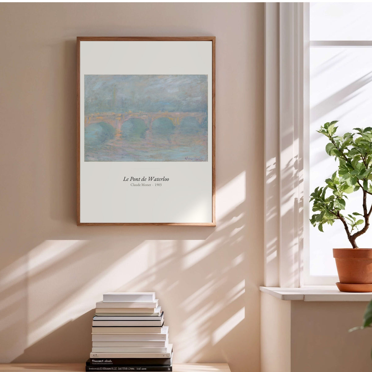 Le Pont de Waterloo, Claude Monet | Affiche Art Premium, affiche encadrée au-dessus d'une pile de livres