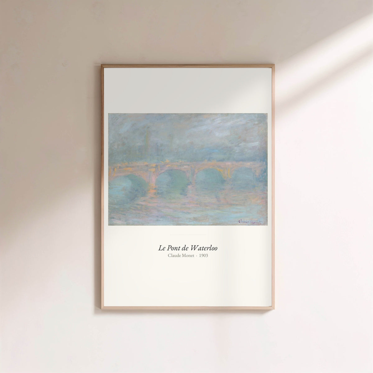 Le Pont de Waterloo, Claude Monet | Affiche Art Premium, affiche encadrée sur un mur clair