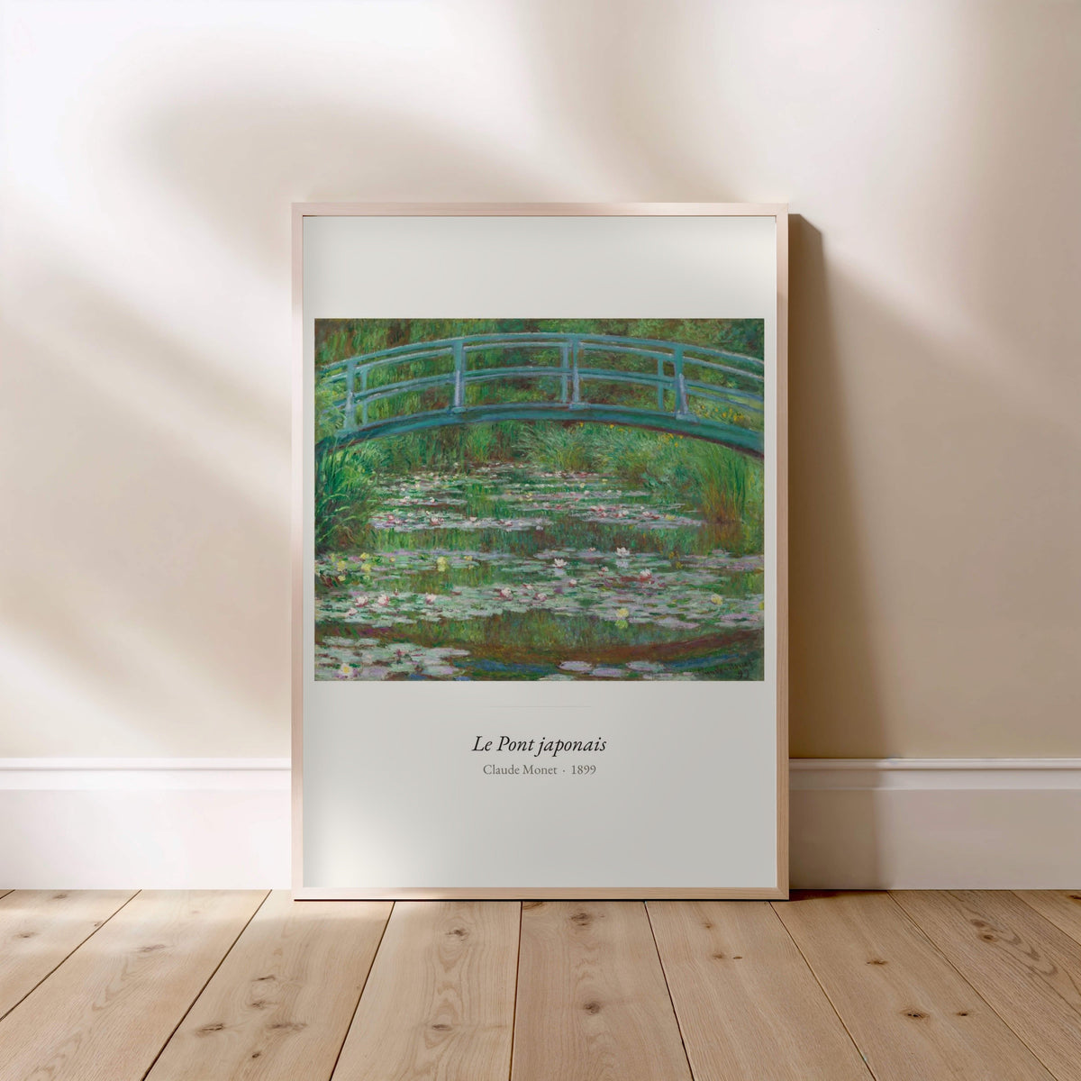 Le Pont japonais, Claude Monet | Affiche Art Premium, affiche encadrée posée au sol, cadre bois clair
