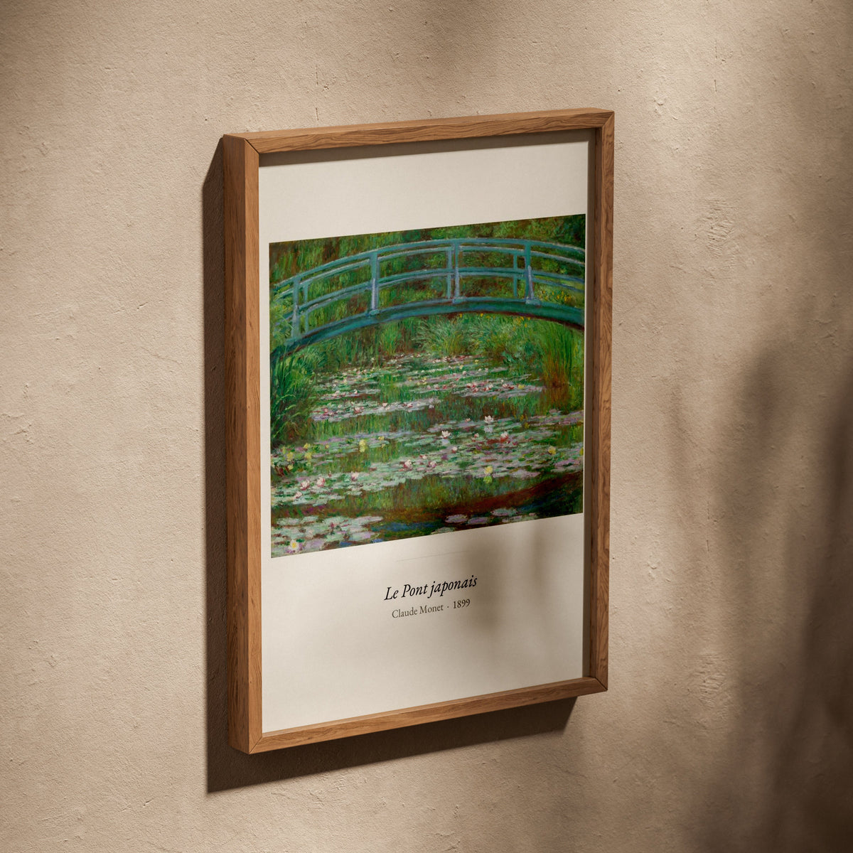 Le Pont japonais, Claude Monet | Affiche Art Premium, affiche dans un cadre en chêne posé de biais sur un mur texturé