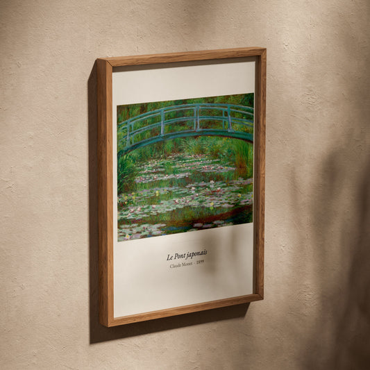 Le Pont japonais, Claude Monet | Affiche Art Premium, affiche dans un cadre en chêne posé de biais sur un mur texturé