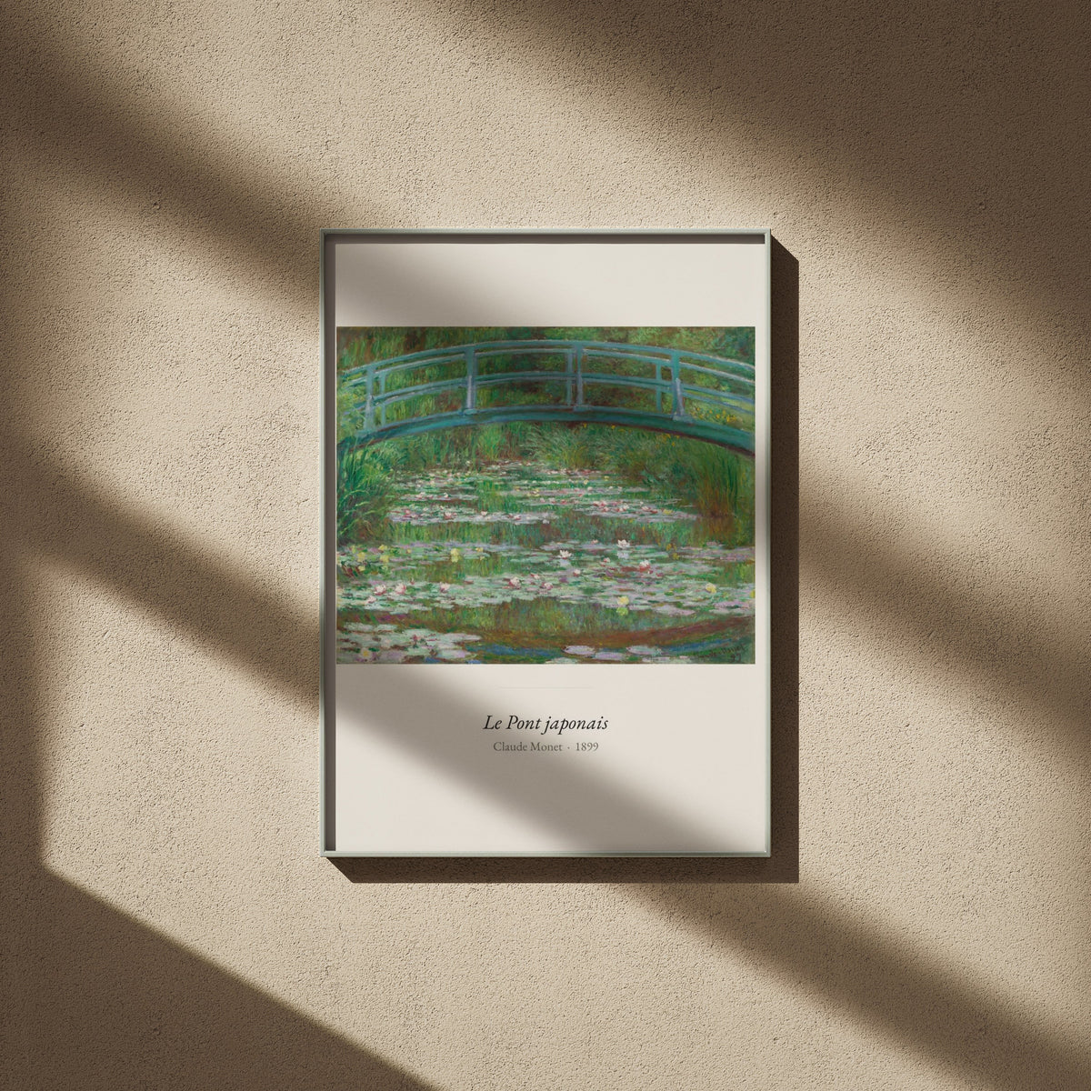 Le Pont japonais, Claude Monet | Affiche Art Premium, affiche encadrée sur un mur beige, ombres de fenêtre
