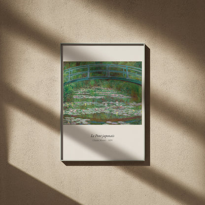 Le Pont japonais, Claude Monet | Affiche Art Premium, affiche encadrée sur un mur beige, ombres de fenêtre