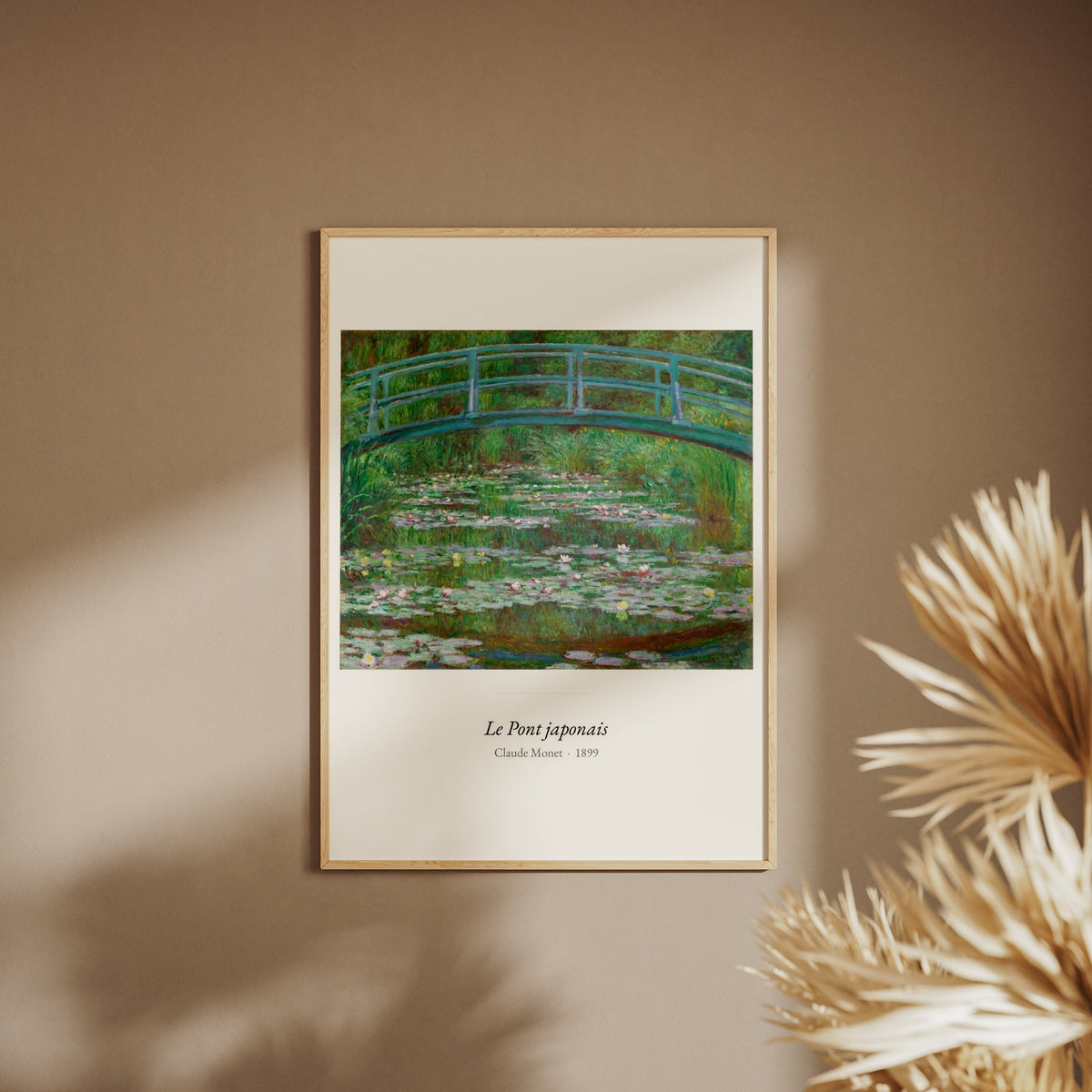 Le Pont japonais, Claude Monet | Affiche Art Premium, affiche encadrée sur un mur beige, pampas au premier plan