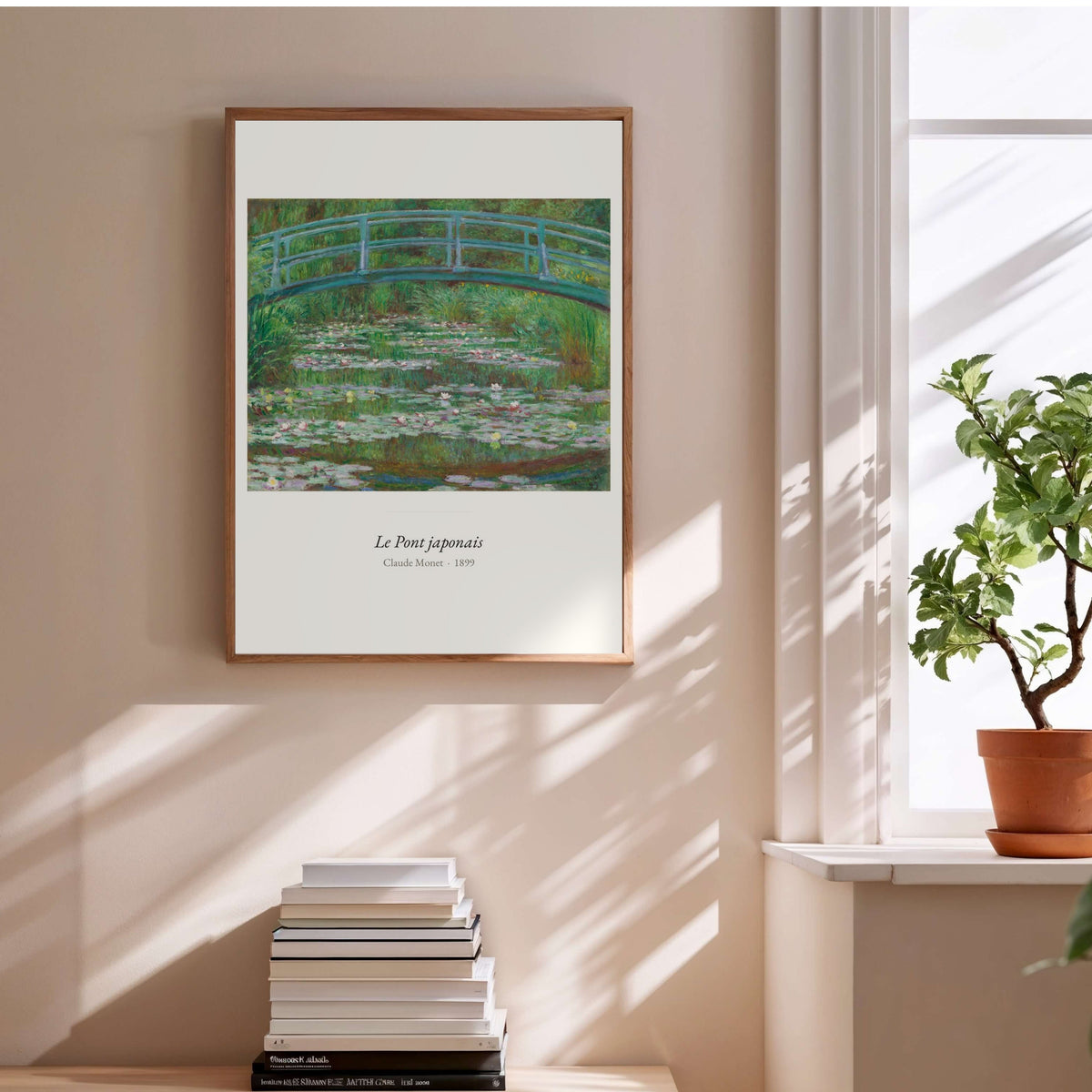 Le Pont japonais, Claude Monet | Affiche Art Premium, affiche encadrée au-dessus d'une pile de livres