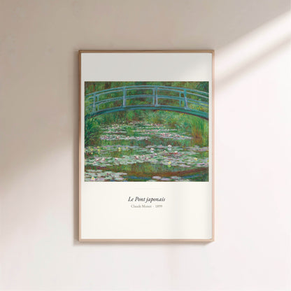 Le Pont japonais, Claude Monet | Affiche Art Premium, affiche encadrée sur un mur clair