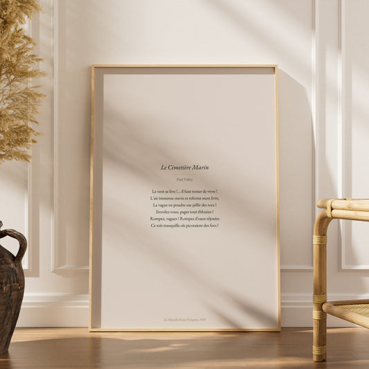 Le vent se lève - Paul Valéry, affiche encadrée dans un intérieur élégant, herbes séchées et chaise en rotin