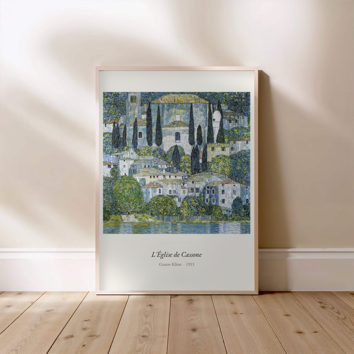 L'Église de Cassone, Gustav Klimt | Affiche Art Premium, affiche encadrée posée au sol, cadre bois clair