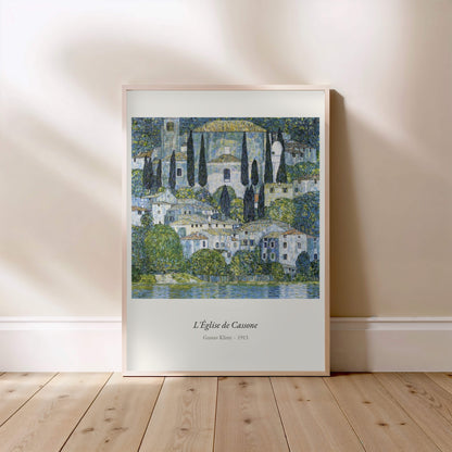 L'Église de Cassone, Gustav Klimt | Affiche Art Premium, affiche encadrée posée au sol, cadre bois clair
