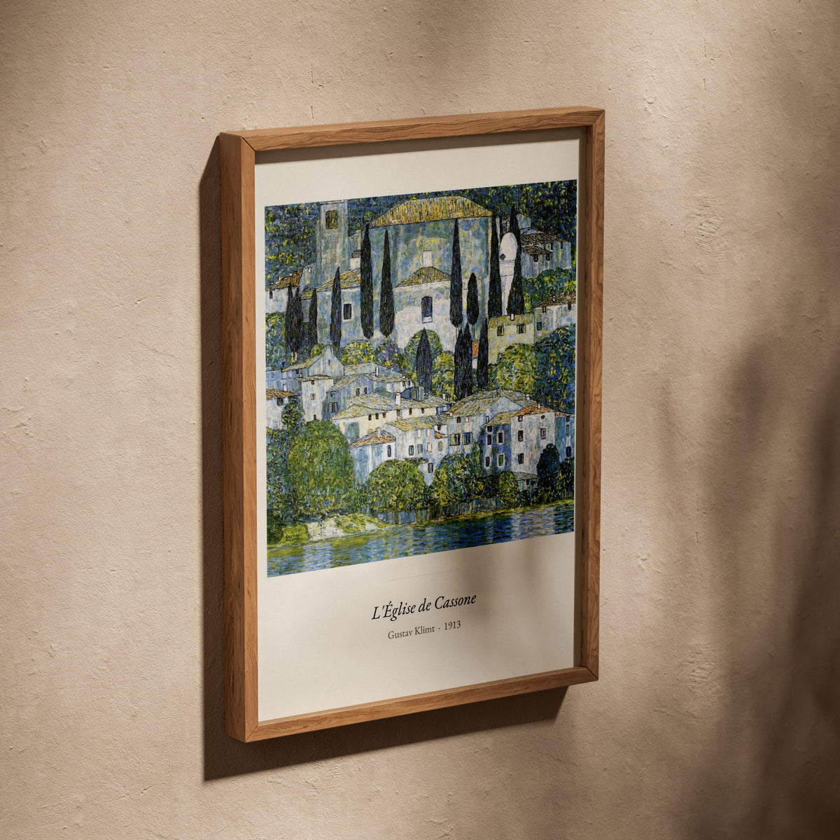 L'Église de Cassone, Gustav Klimt | Affiche Art Premium, affiche dans un cadre en chêne posé de biais sur un mur texturé
