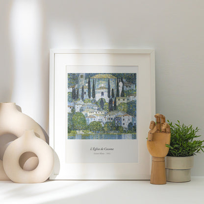 L'Église de Cassone, Gustav Klimt | Affiche Art Premium, affiche encadrée posée près d'un vase blanc, lumière rasante