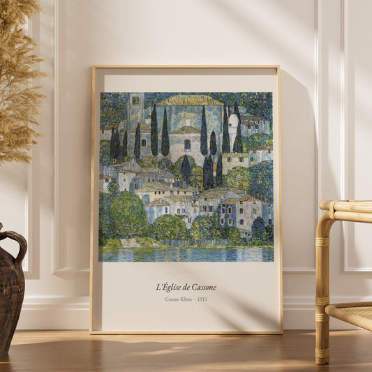 L'Église de Cassone, Gustav Klimt | Affiche Art Premium, affiche encadrée dans un intérieur élégant, herbes séchées et chaise