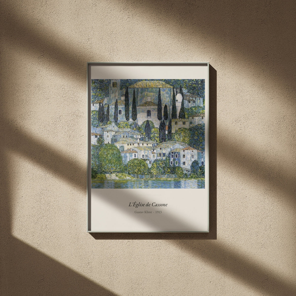 L'Église de Cassone, Gustav Klimt | Affiche Art Premium, affiche encadrée sur un mur beige, ombres de fenêtre