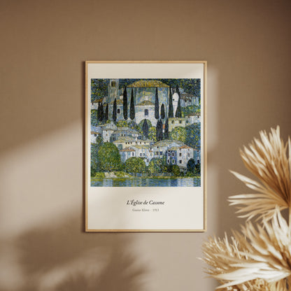 L'Église de Cassone, Gustav Klimt | Affiche Art Premium, affiche encadrée sur un mur beige, pampas au premier plan