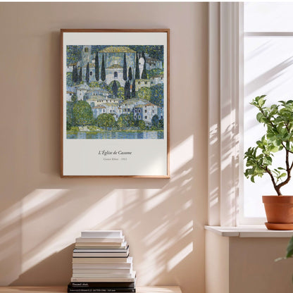 L'Église de Cassone, Gustav Klimt | Affiche Art Premium, affiche encadrée au-dessus d'une pile de livres