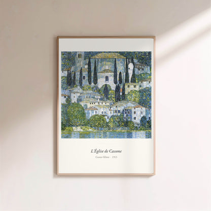L'Église de Cassone, Gustav Klimt | Affiche Art Premium, affiche encadrée sur un mur clair