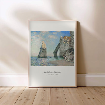Les Falaises d'Étretat, Claude Monet, affiche encadrée posée au sol, cadre bois clair