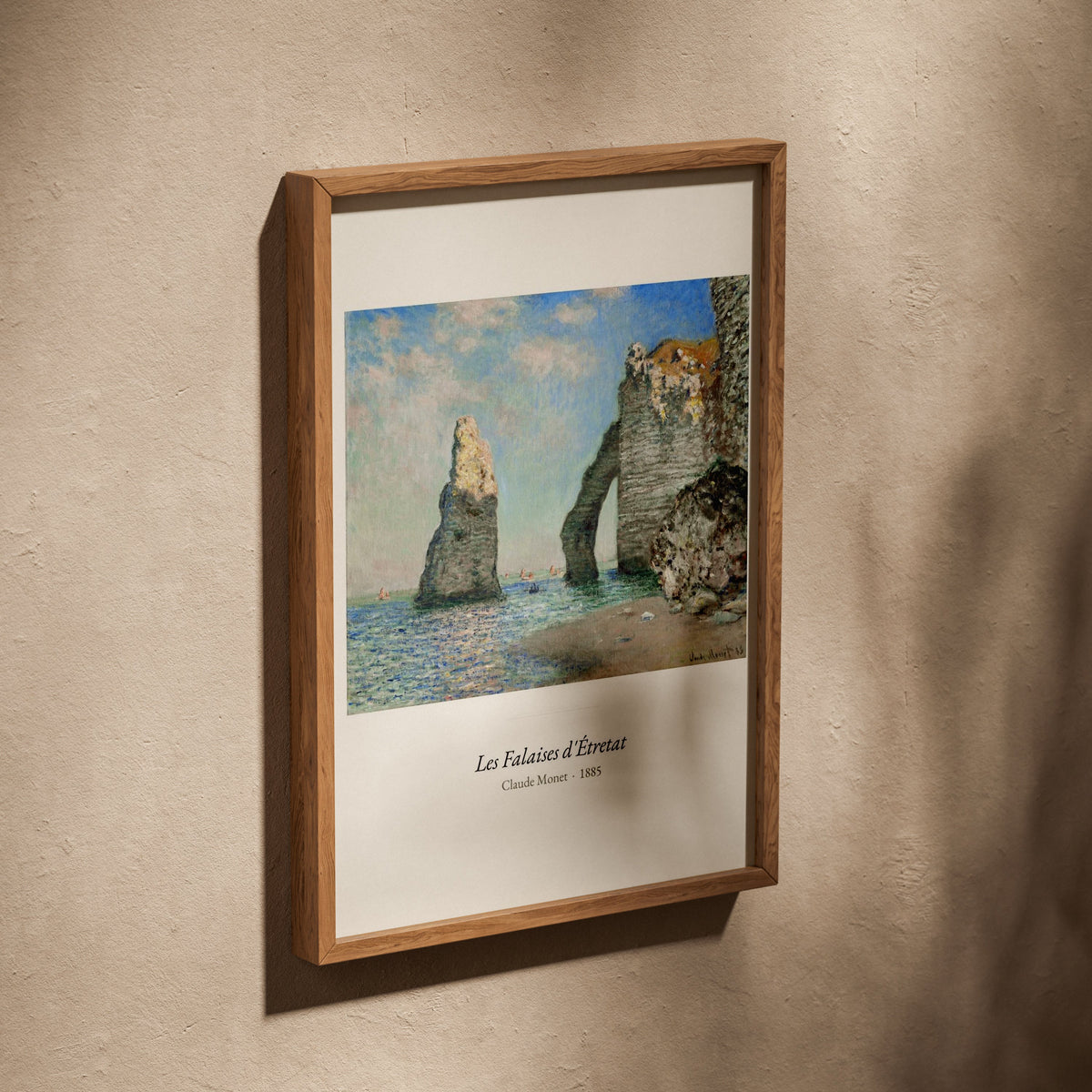 Les Falaises d'Étretat, Claude Monet, affiche dans un cadre en chêne posé de biais sur un mur texturé