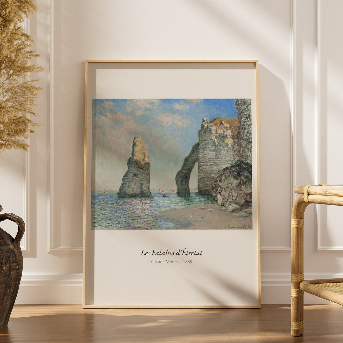 Les Falaises d'Étretat, Claude Monet, affiche encadrée dans un intérieur élégant, herbes séchées et chaise en rotin