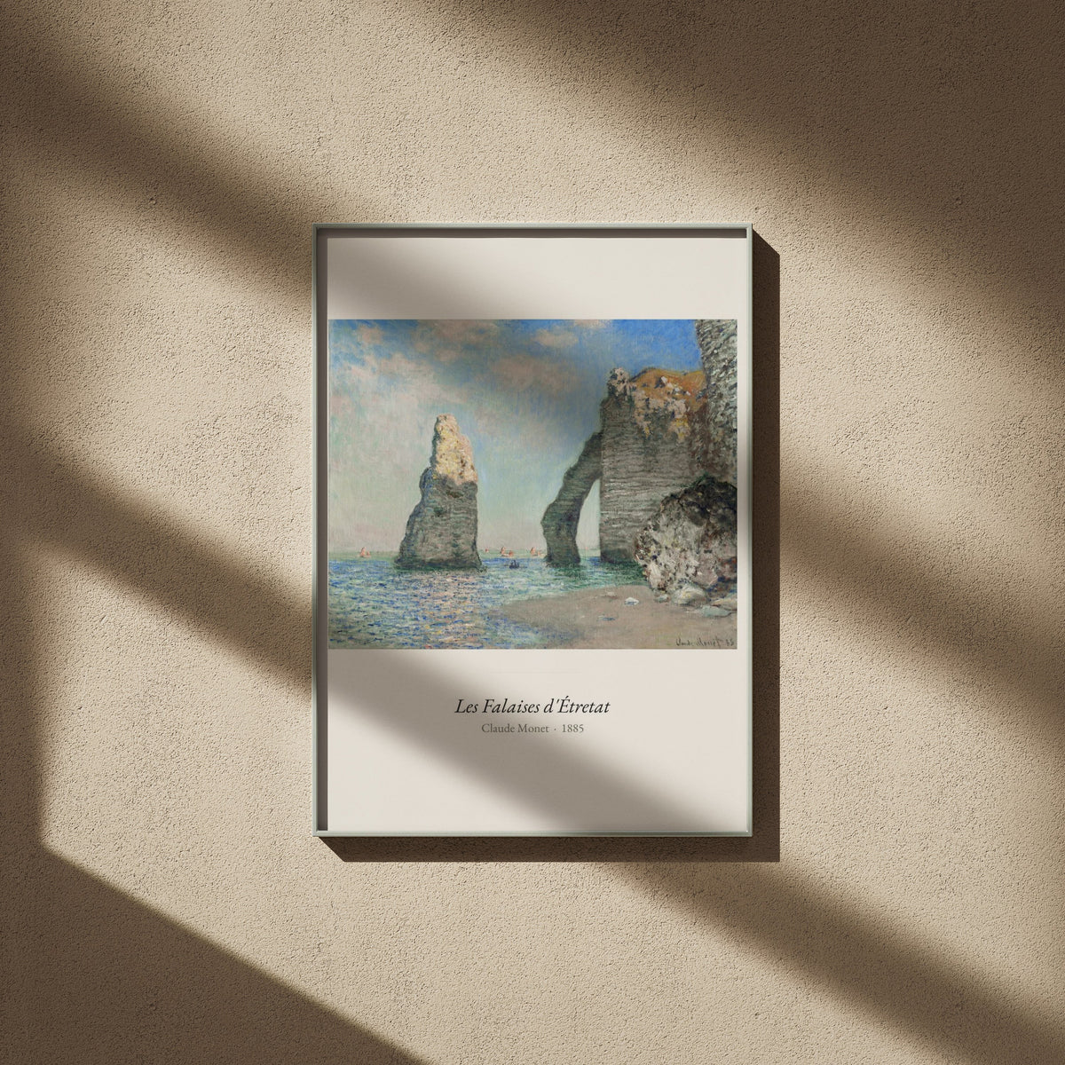 Les Falaises d'Étretat, Claude Monet, affiche encadrée sur un mur beige, ombres de fenêtre