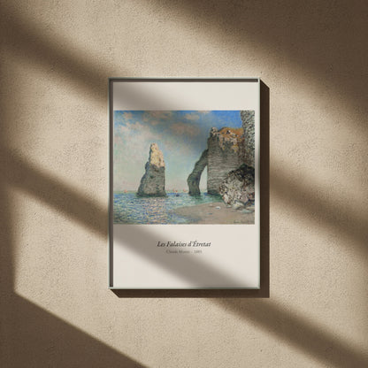 Les Falaises d'Étretat, Claude Monet, affiche encadrée sur un mur beige, ombres de fenêtre