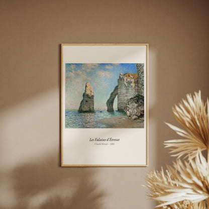 Les Falaises d'Étretat, Claude Monet, affiche encadrée sur un mur beige, pampas au premier plan