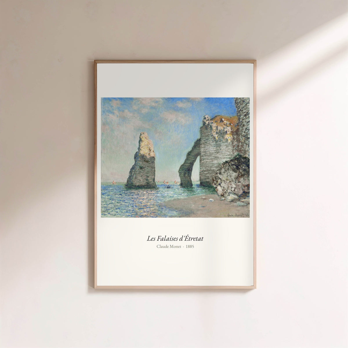 Les Falaises d'Étretat, Claude Monet, affiche encadrée sur un mur clair