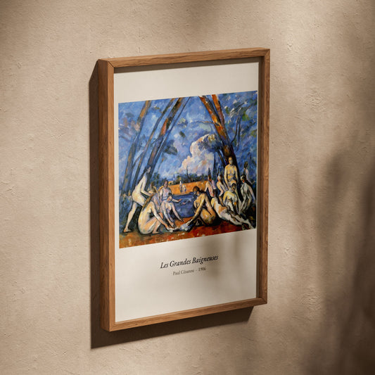 Les Grandes Baigneuses, Paul Cézanne, affiche dans un cadre en chêne posé de biais sur un mur texturé