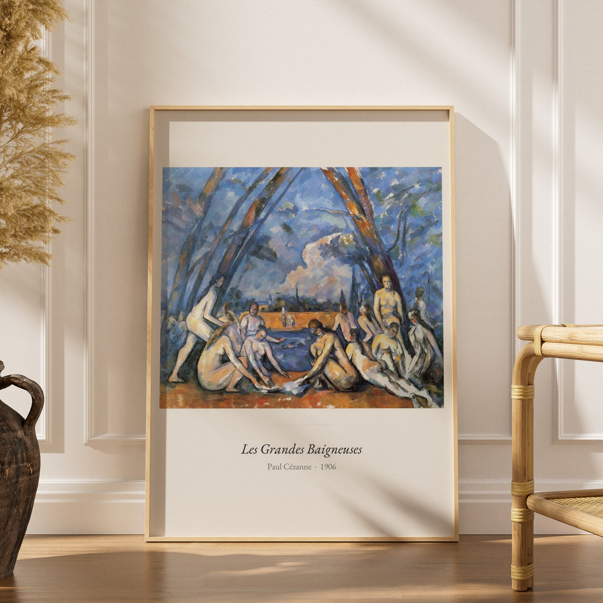 Les Grandes Baigneuses, Paul Cézanne, affiche encadrée dans un intérieur élégant, herbes séchées et chaise en rotin