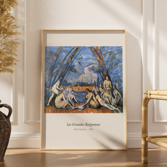 Les Grandes Baigneuses, Paul Cézanne, affiche encadrée dans un intérieur élégant, herbes séchées et chaise en rotin