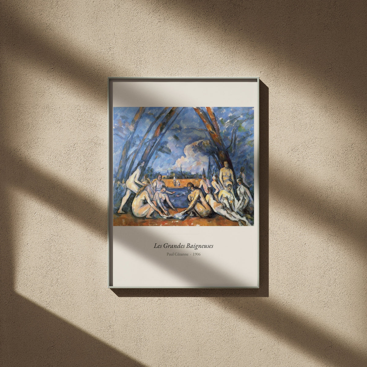 Les Grandes Baigneuses, Paul Cézanne, affiche encadrée sur un mur beige, ombres de fenêtre