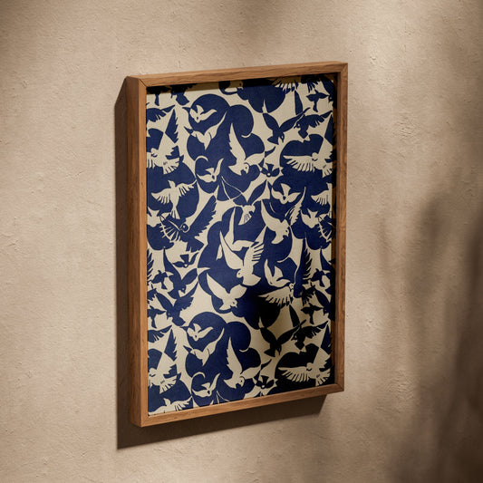 Les Oiseaux, Raoul Dufy | Affiche Art Premium, affiche dans un cadre en chêne posé de biais sur un mur texturé