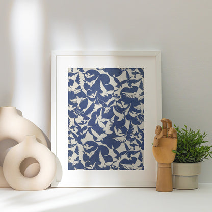 Les Oiseaux, Raoul Dufy | Affiche Art Premium, affiche encadrée posée près d'un vase blanc, lumière rasante