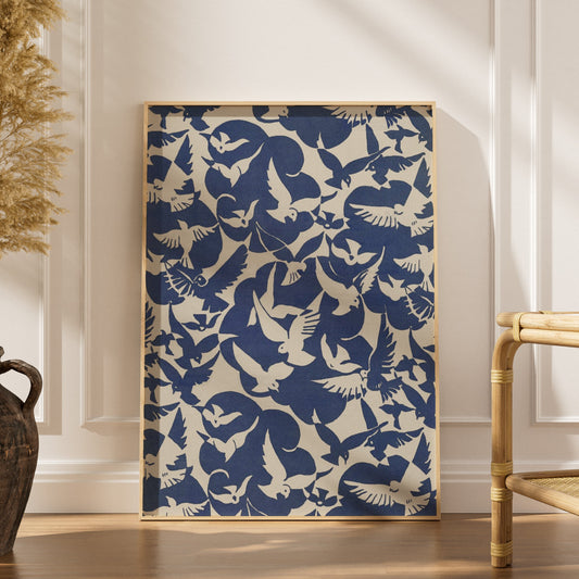 Les Oiseaux, Raoul Dufy | Affiche Art Premium, affiche encadrée dans un intérieur élégant, herbes séchées et chaise en rotin