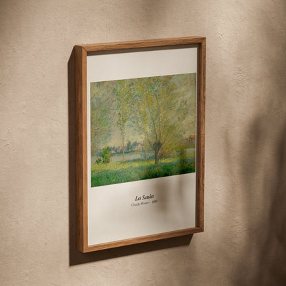 Les Saules, Claude Monet | Affiche Art Premium, affiche dans un cadre en chêne posé de biais sur un mur texturé