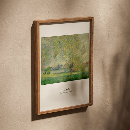 Les Saules, Claude Monet | Affiche Art Premium, affiche dans un cadre en chêne posé de biais sur un mur texturé