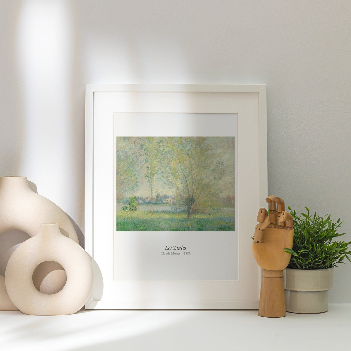 Les Saules, Claude Monet | Affiche Art Premium, affiche encadrée posée près d'un vase blanc, lumière rasante