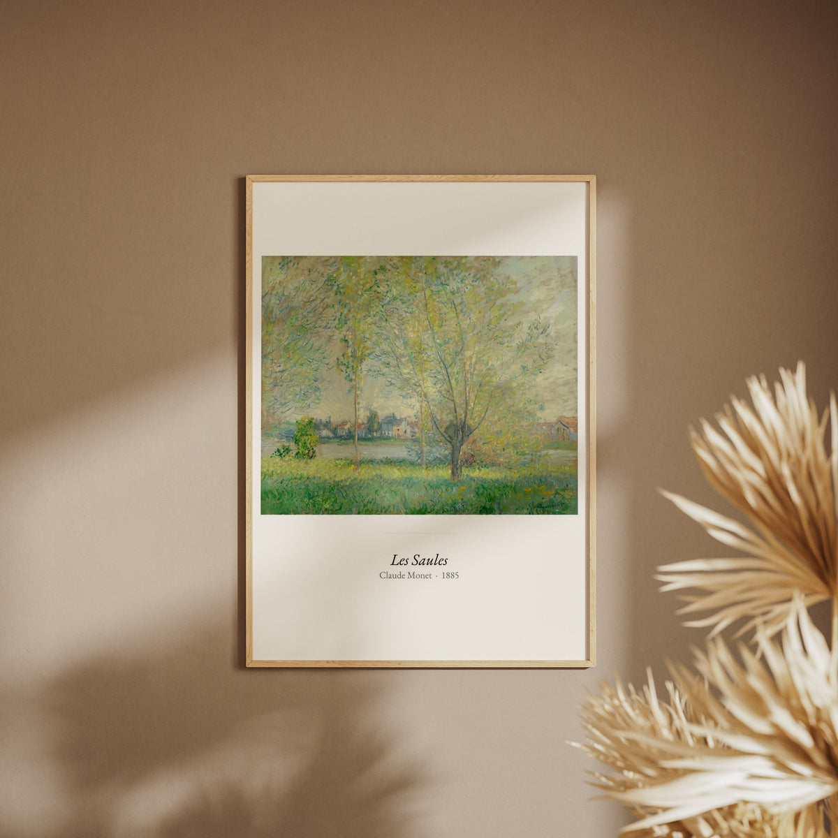Les Saules, Claude Monet | Affiche Art Premium, affiche encadrée sur un mur beige, pampas au premier plan