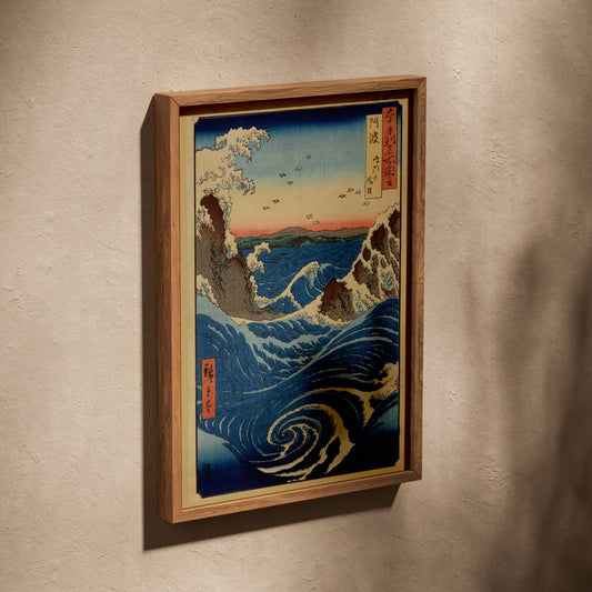 Tourbillons de Naruto - Hiroshige - Estampe, affiche dans un cadre en chêne posé de biais sur un mur texturé