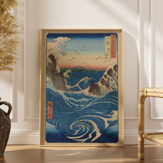 Tourbillons de Naruto - Hiroshige - Estampe, affiche encadrée dans un intérieur élégant, herbes séchées et chaise en rotin