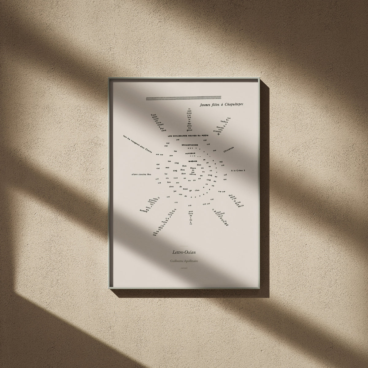 Lettre-Océan - Apollinaire - Affiche Calligramme Soleil, affiche encadrée sur un mur beige, ombres de fenêtre
