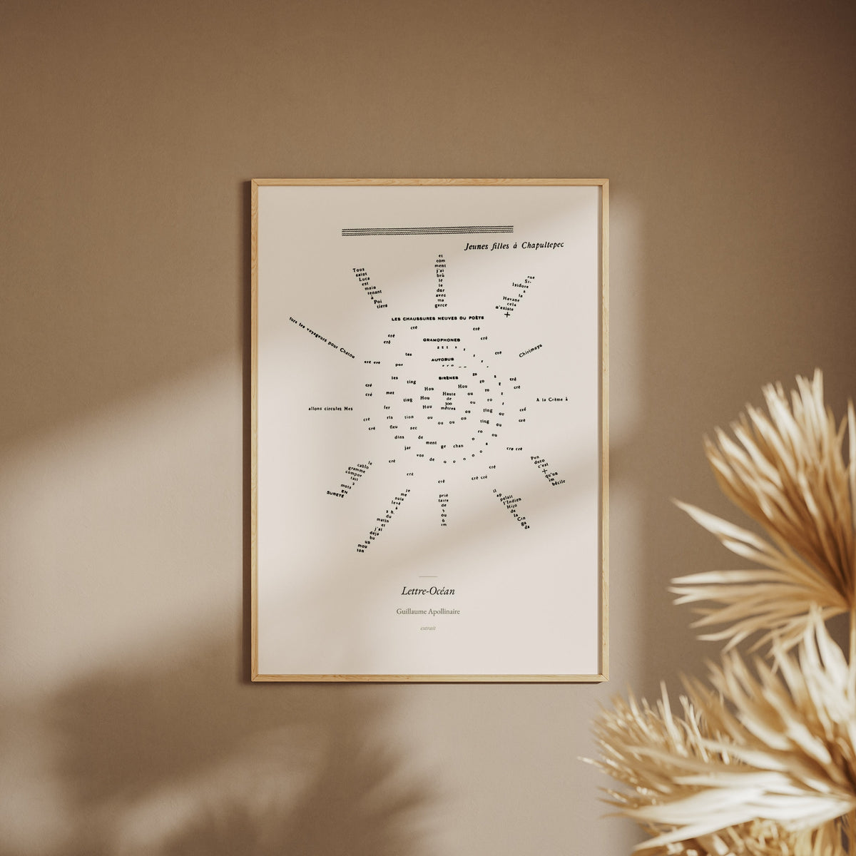 Lettre-Océan - Apollinaire - Affiche Calligramme Soleil, affiche encadrée sur un mur beige, pampas au premier plan