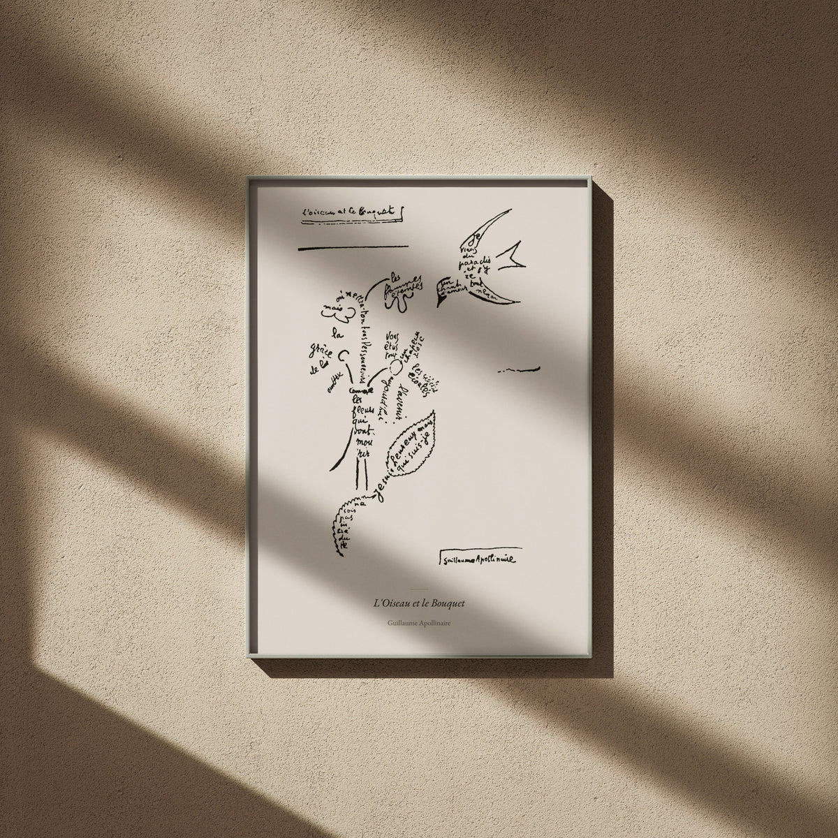 L'Oiseau et le Bouquet - Apollinaire - Affiche Calligramme, affiche encadrée sur un mur beige, ombres de fenêtre