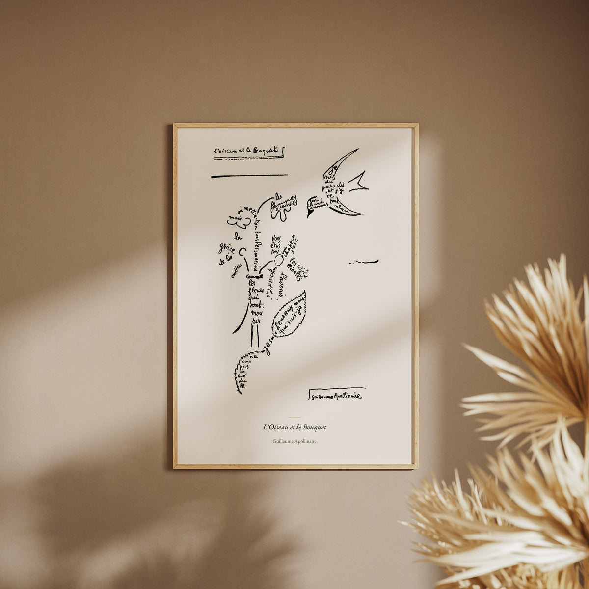 L'Oiseau et le Bouquet - Apollinaire - Affiche Calligramme, affiche encadrée sur un mur beige, pampas au premier plan