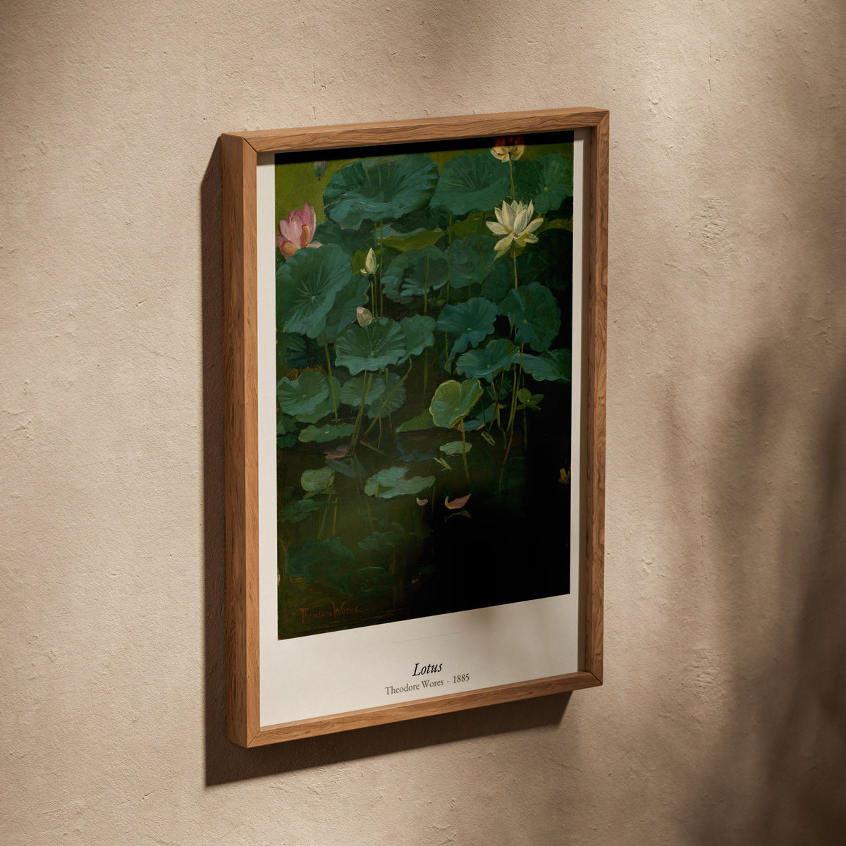 Lotus, Theodore Wores | Affiche Art Premium, affiche dans un cadre en chêne posé de biais sur un mur texturé