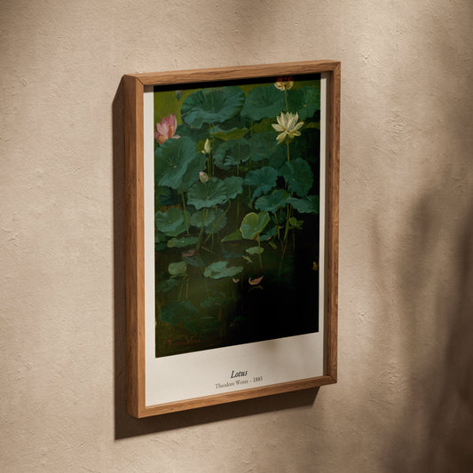 Lotus, Theodore Wores | Affiche Art Premium, affiche dans un cadre en chêne posé de biais sur un mur texturé