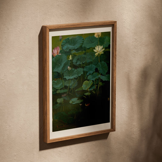 Lotus, Theodore Wores | Affiche Art Premium, affiche dans un cadre en chêne posé de biais sur un mur texturé